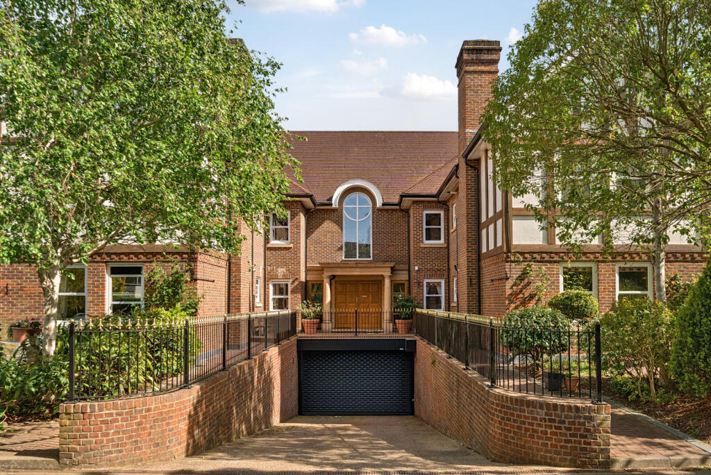 2 bed 1st Floor Flat for rent in Weybridge. From Curchods Estate Agents - Weybridge