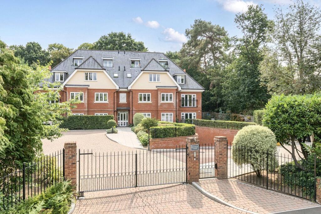 2 bed 1st Floor Flat for rent in Weybridge. From Curchods Estate Agents - Weybridge