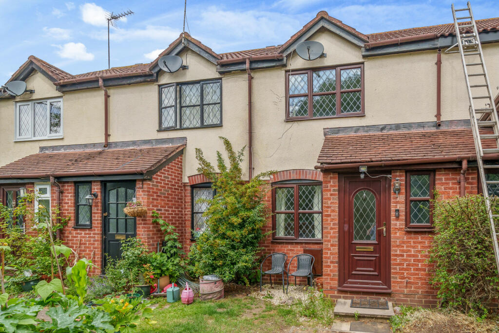2 bed Mid Terraced House for rent in Ottershaw. From Curchods Estate Agents - Weybridge 2 bed Mid Terraced House for rent in Ottershaw. From Curchods Estate Agents - Weybridge