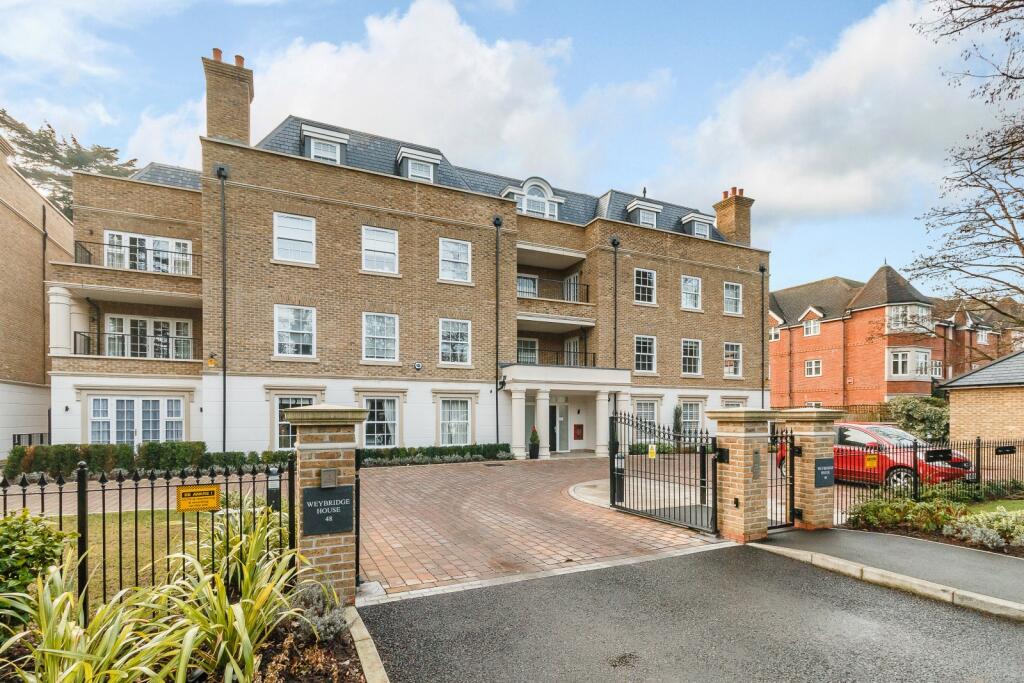 3 bed 1st Floor Flat for rent in Weybridge. From Curchods Estate Agents - Weybridge