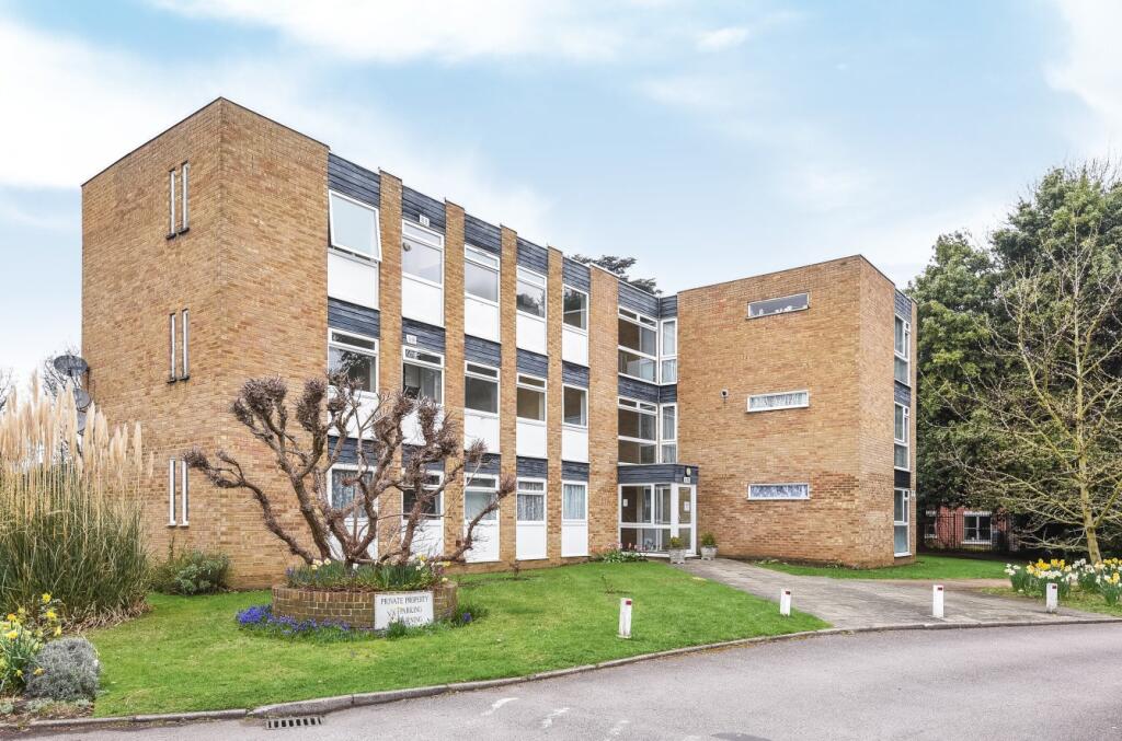 2 bed 1st Floor Flat for rent in Weybridge. From Curchods Estate Agents - Weybridge