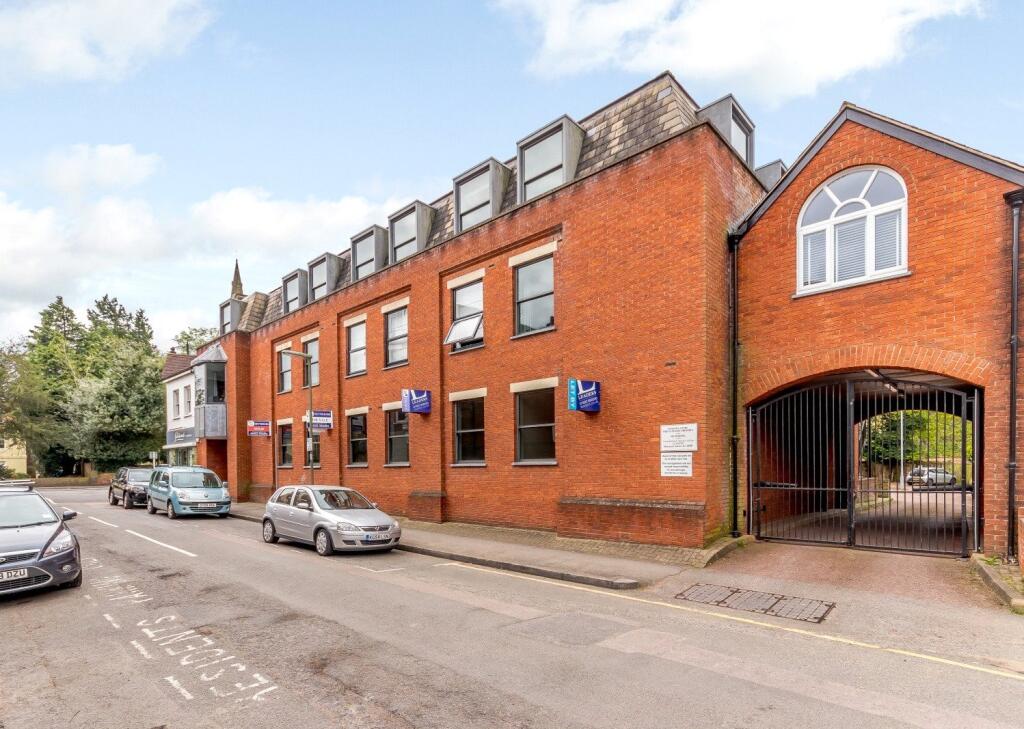 2 bed 1st Floor Flat for rent in Weybridge. From Curchods Estate Agents - Weybridge