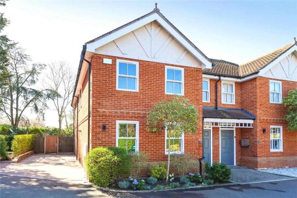 4 bed Semi Detached for rent in Addlestone. From Curchods Estate Agents - Weybridge 4 bed Semi Detached for rent in Addlestone. From Curchods Estate Agents - Weybridge
