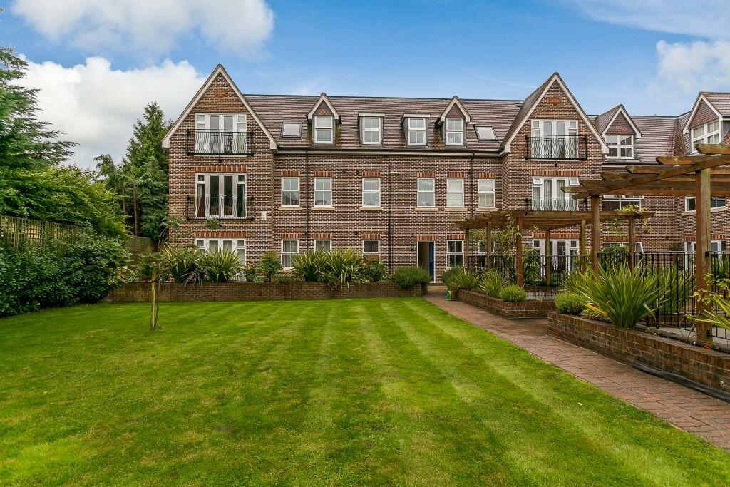 2 bed 1st Floor Flat for rent in Weybridge. From Curchods Estate Agents - Weybridge