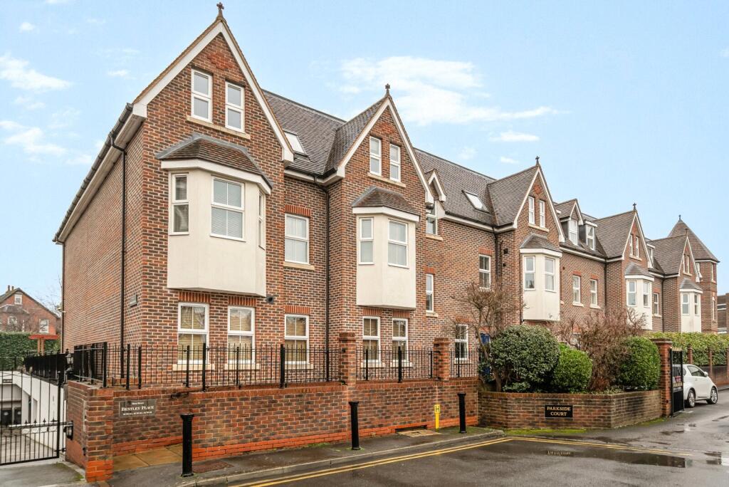2 bed 1st Floor Flat for rent in Weybridge. From Curchods Estate Agents - Weybridge
