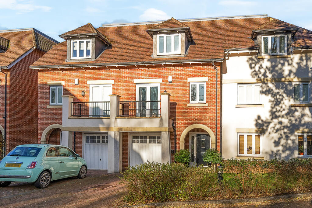 4 bed Mid Terraced House for rent in Weybridge. From Curchods Estate Agents - Weybridge