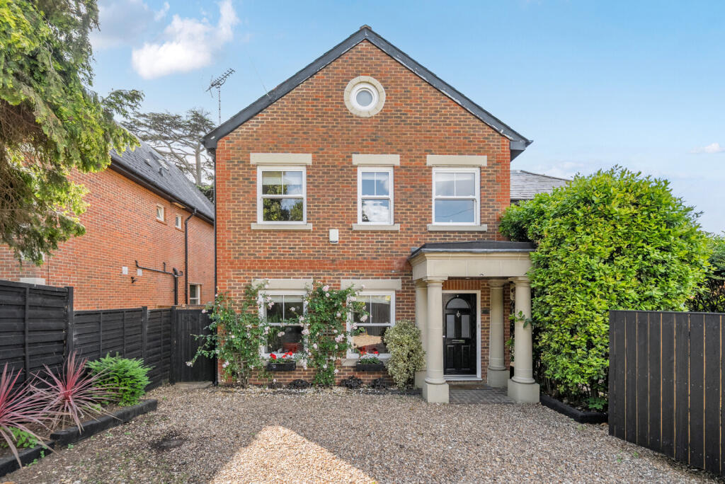 5 bed Detached for rent in Weybridge. From Curchods Estate Agents - Weybridge 5 bed Detached for rent in Weybridge. From Curchods Estate Agents - Weybridge