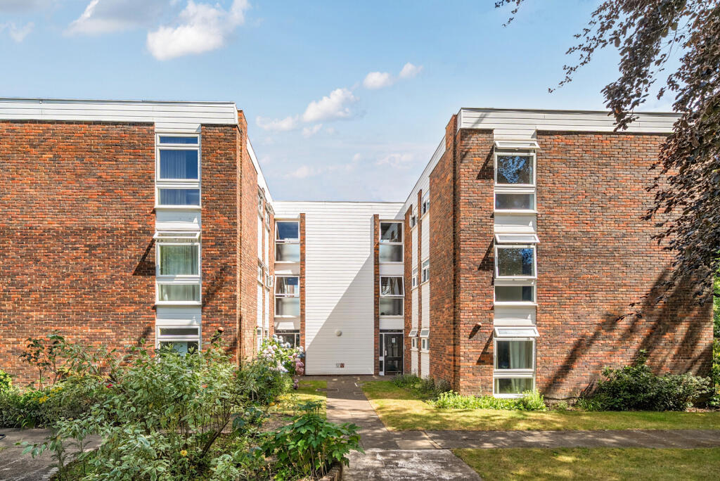 2 bed 1st Floor Flat for rent in Chertsey. From Curchods Estate Agents - Weybridge