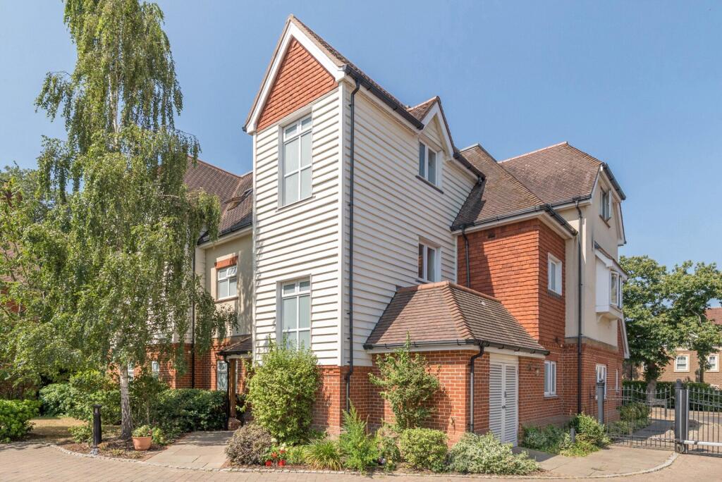 2 bed 1st Floor Flat for rent in Weybridge. From Curchods Estate Agents - Weybridge