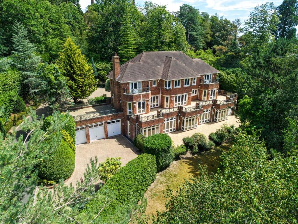 4 bed Detached for rent in Weybridge. From Curchods Estate Agents - Weybridge 4 bed Detached for rent in Weybridge. From Curchods Estate Agents - Weybridge