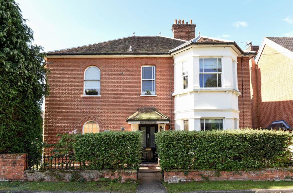 1 bed 1st Floor Flat for rent in Weybridge. From Curchods Estate Agents - Weybridge 1 bed 1st Floor Flat for rent in Weybridge. From Curchods Estate Agents - Weybridge