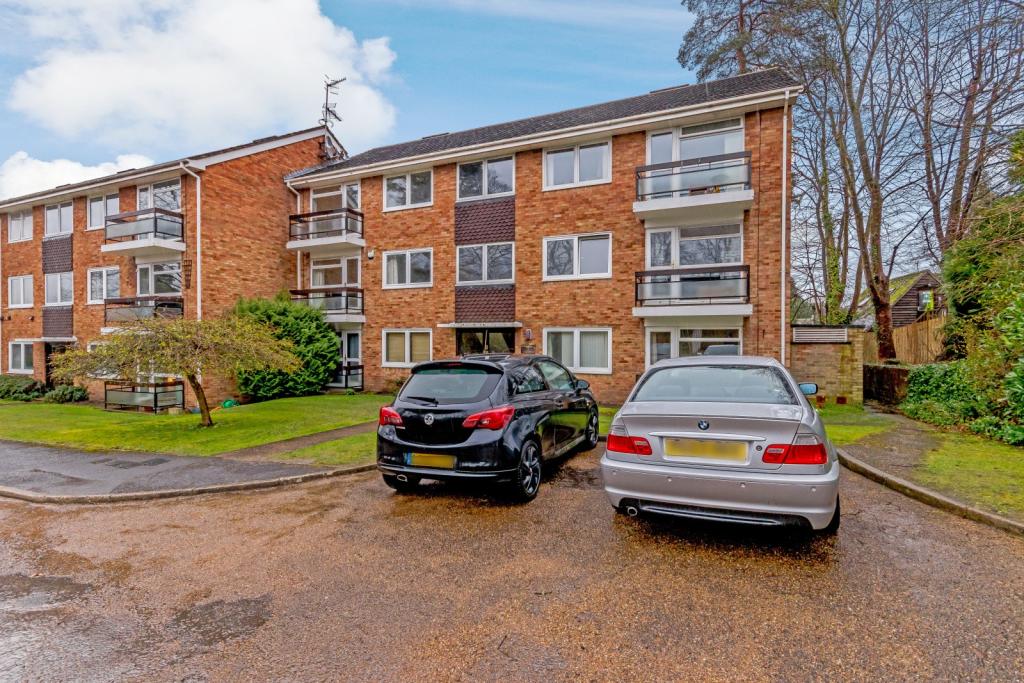 2 bed 1st Floor Flat for rent in Weybridge. From Curchods Estate Agents - Weybridge 2 bed 1st Floor Flat for rent in Weybridge. From Curchods Estate Agents - Weybridge