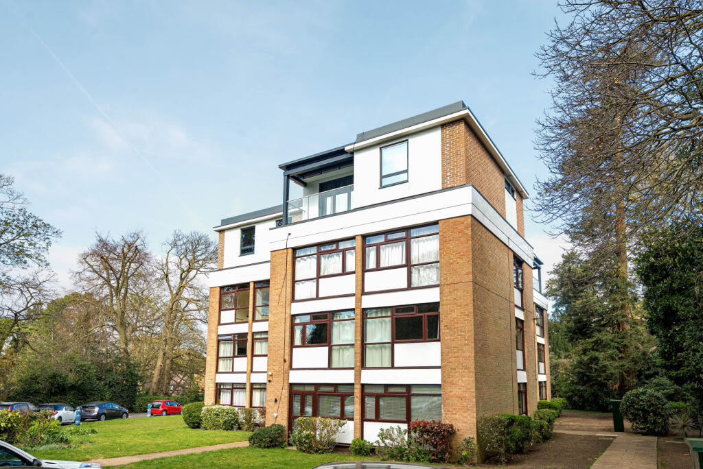 2 bed 1st Floor Flat for rent in Weybridge. From Curchods Estate Agents - Weybridge