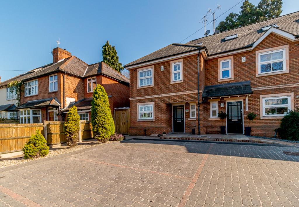 4 bed Mid Terraced House for rent in Weybridge. From Curchods Estate Agents - Weybridge