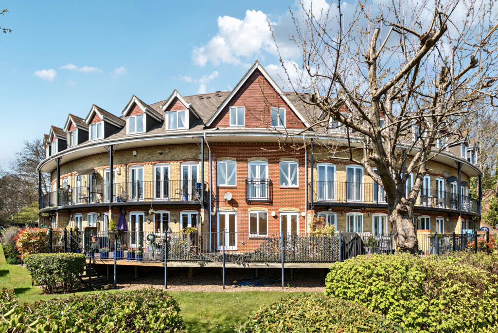 3 bed Mid Terraced House for rent in Weybridge. From Curchods Estate Agents - Weybridge 3 bed Mid Terraced House for rent in Weybridge. From Curchods Estate Agents - Weybridge