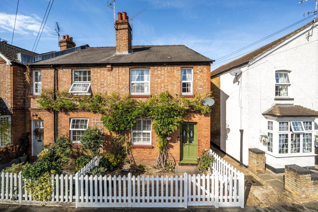 3 bed Semi Detached for rent in Byfleet. From Curchods Estate Agents - Weybridge 3 bed Semi Detached for rent in Byfleet. From Curchods Estate Agents - Weybridge
