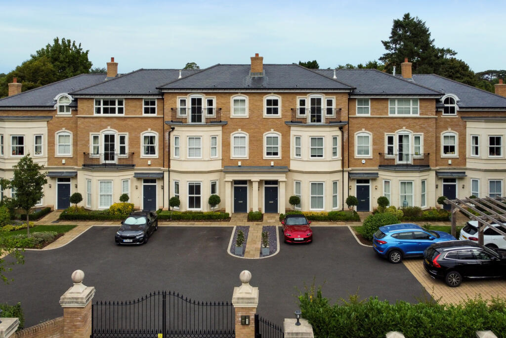 5 bed Mid Terraced House for rent in Weybridge. From Curchods Estate Agents - Weybridge