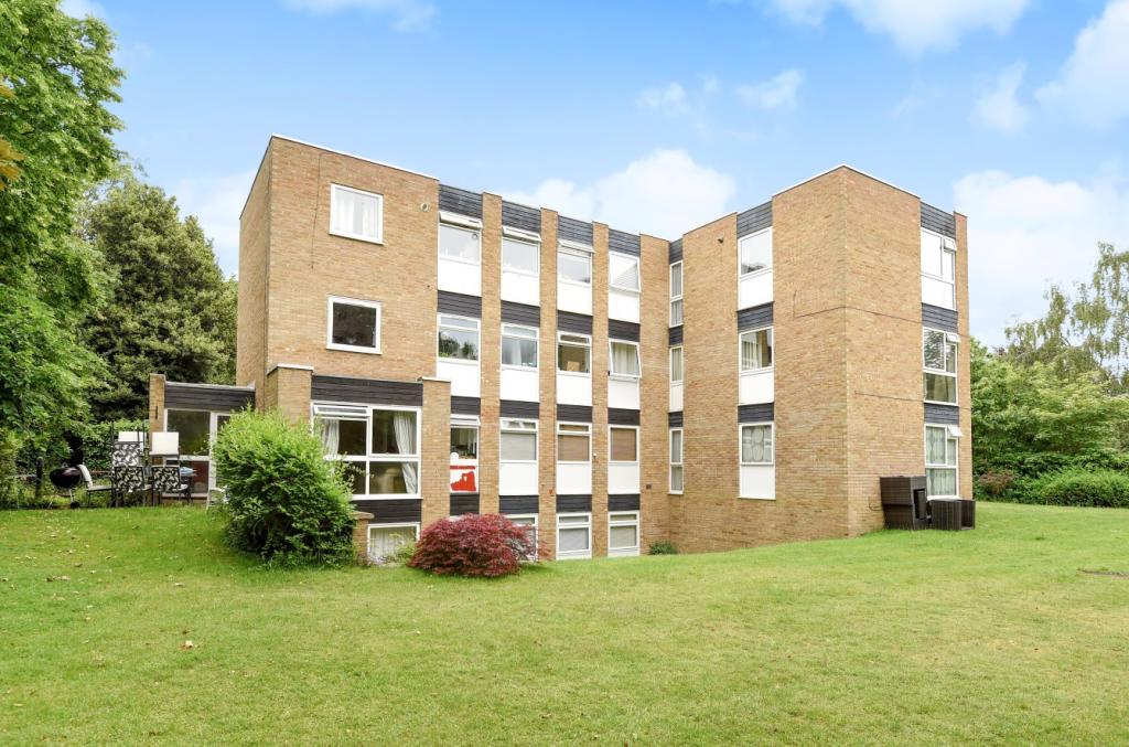 2 bed 1st Floor Flat for rent in Weybridge. From Curchods Estate Agents - Weybridge