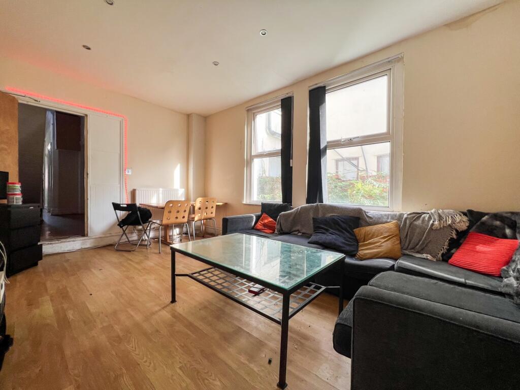 7 bed Mid Terraced House for rent in Cardiff. From CPS Homes - Cardiff