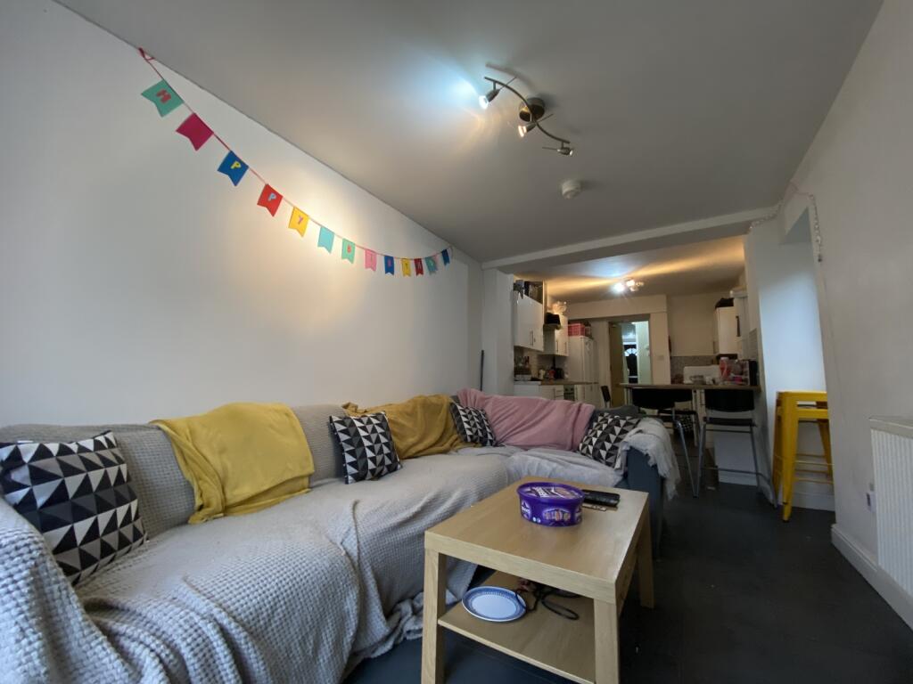 6 bed Mid Terraced House for rent in Cardiff. From CPS Homes - Cardiff