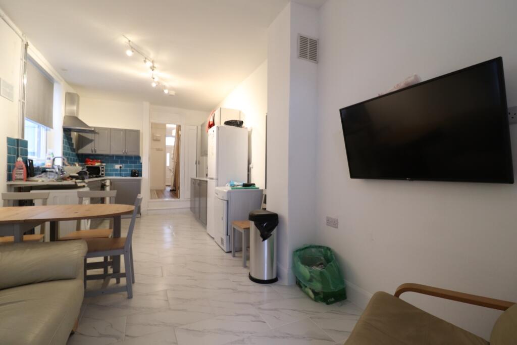 5 bed Mid Terraced House for rent in Cardiff. From CPS Homes - Cardiff 5 bed Mid Terraced House for rent in Cardiff. From CPS Homes - Cardiff