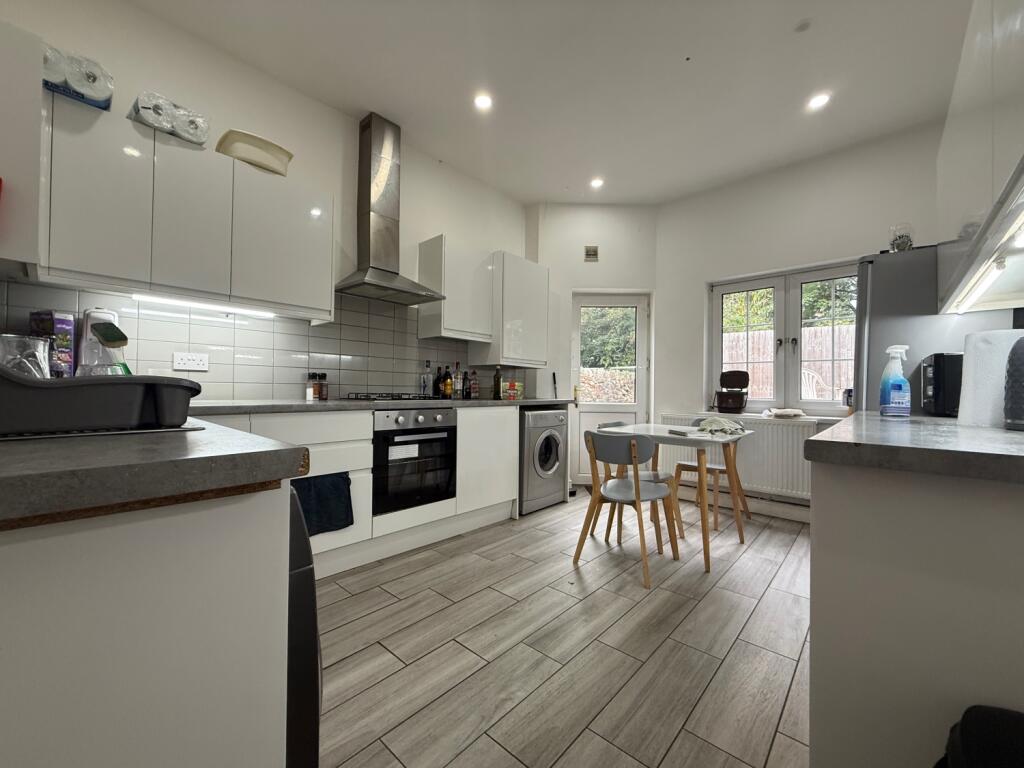 5 bed Mid Terraced House for rent in Cardiff. From CPS Homes - Cardiff 5 bed Mid Terraced House for rent in Cardiff. From CPS Homes - Cardiff