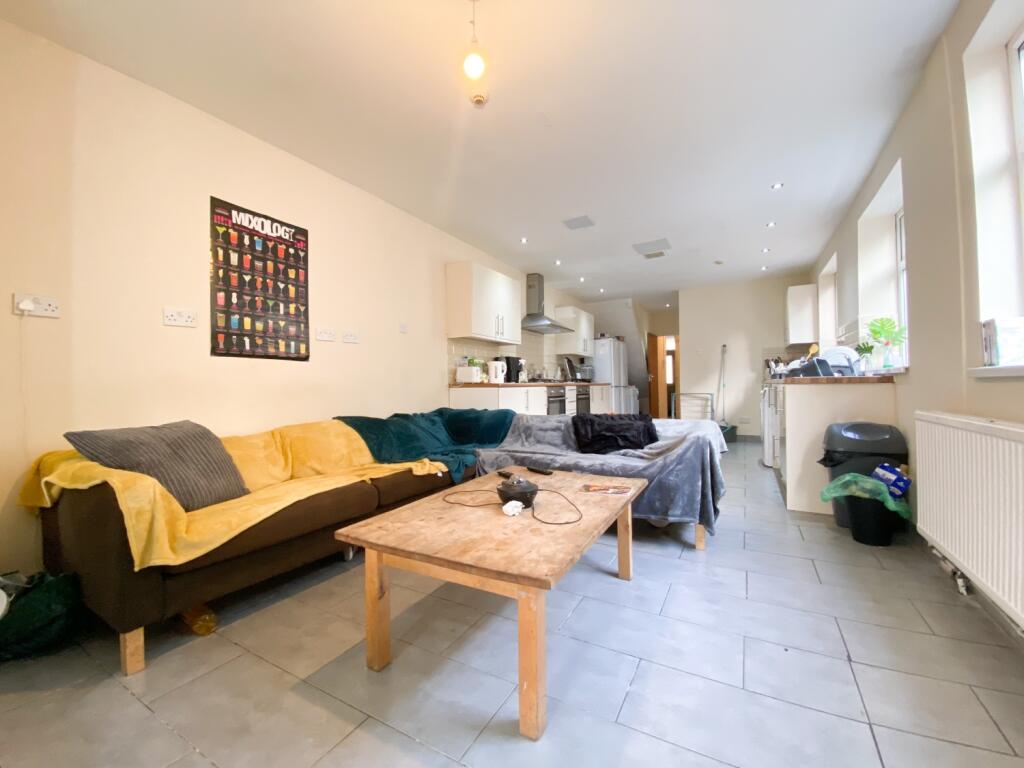 9 bed Mid Terraced House for rent in Cardiff. From CPS Homes - Cardiff