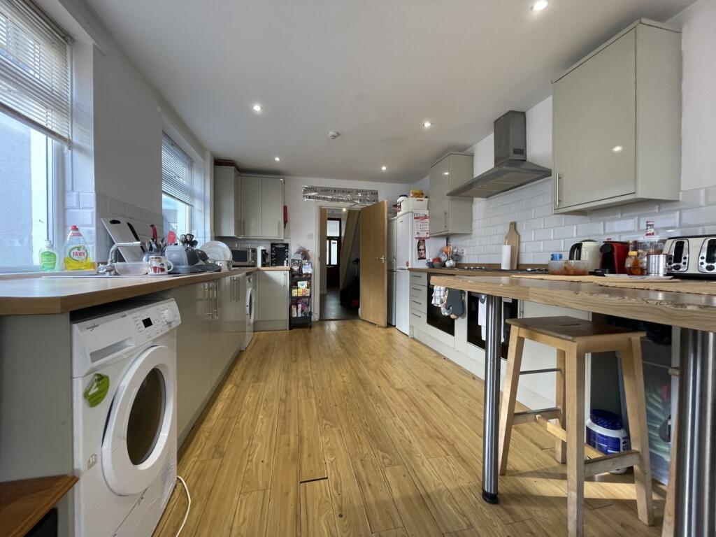 9 bed Mid Terraced House for rent in Cardiff. From CPS Homes - Cardiff