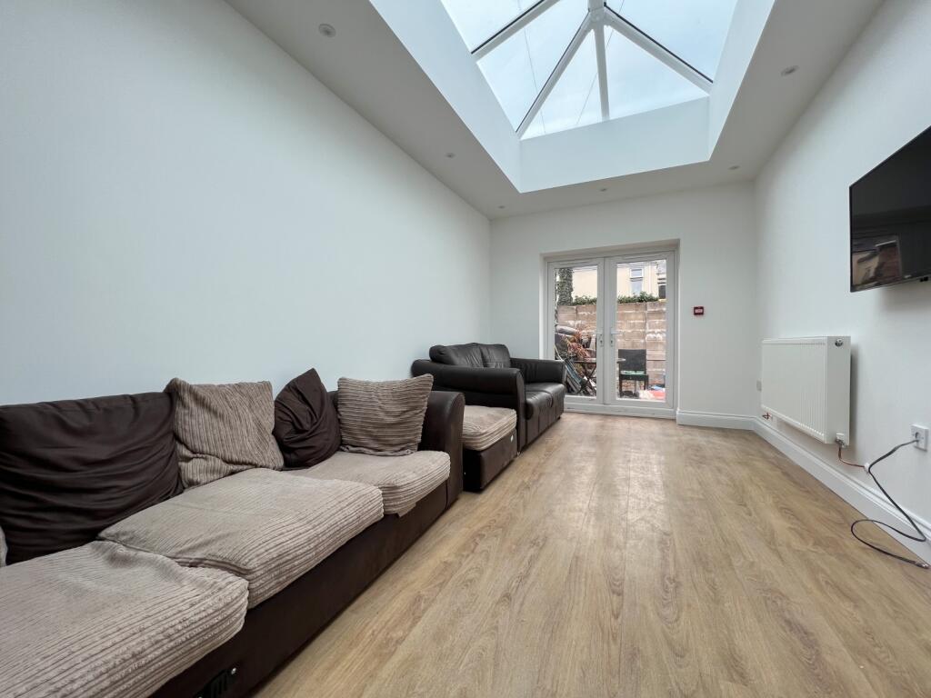 9 bed Mid Terraced House for rent in Cardiff. From CPS Homes - Cardiff