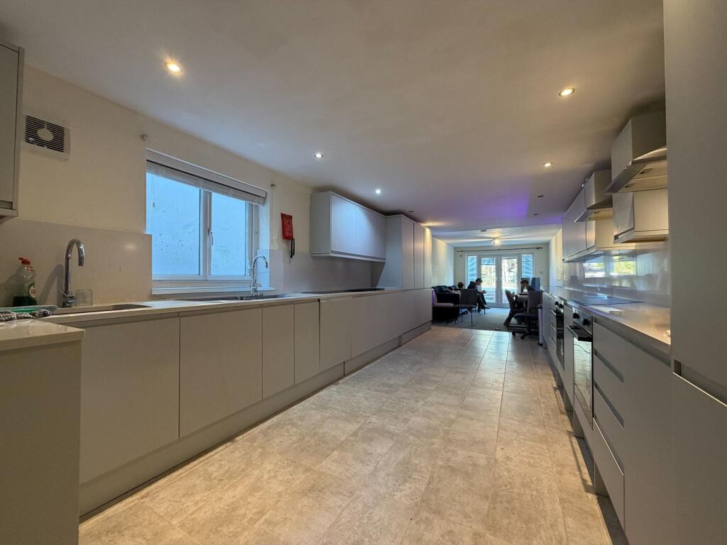 9 bed Mid Terraced House for rent in Cardiff. From CPS Homes - Cardiff