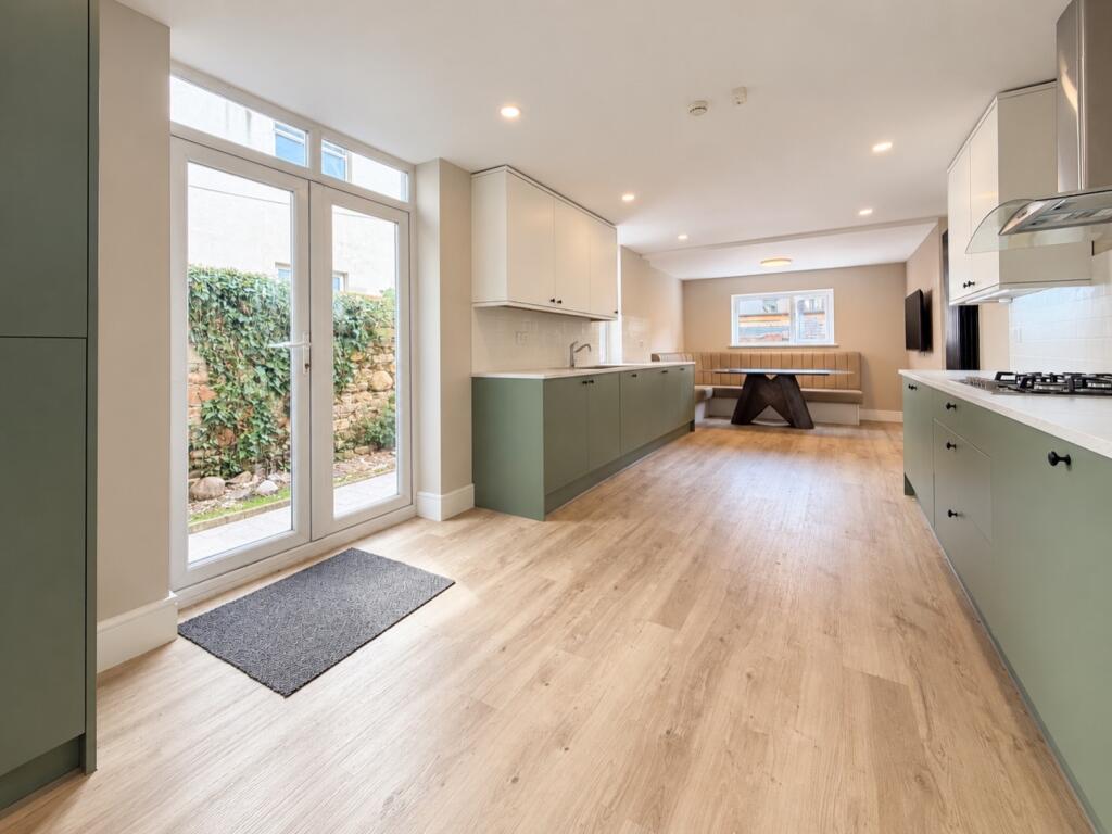 9 bed Mid Terraced House for rent in Cardiff. From CPS Homes - Cardiff