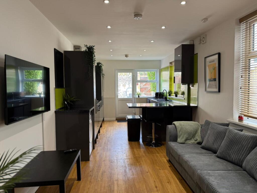 6 bed Mid Terraced House for rent in Cardiff. From CPS Homes - Cardiff 6 bed Mid Terraced House for rent in Cardiff. From CPS Homes - Cardiff