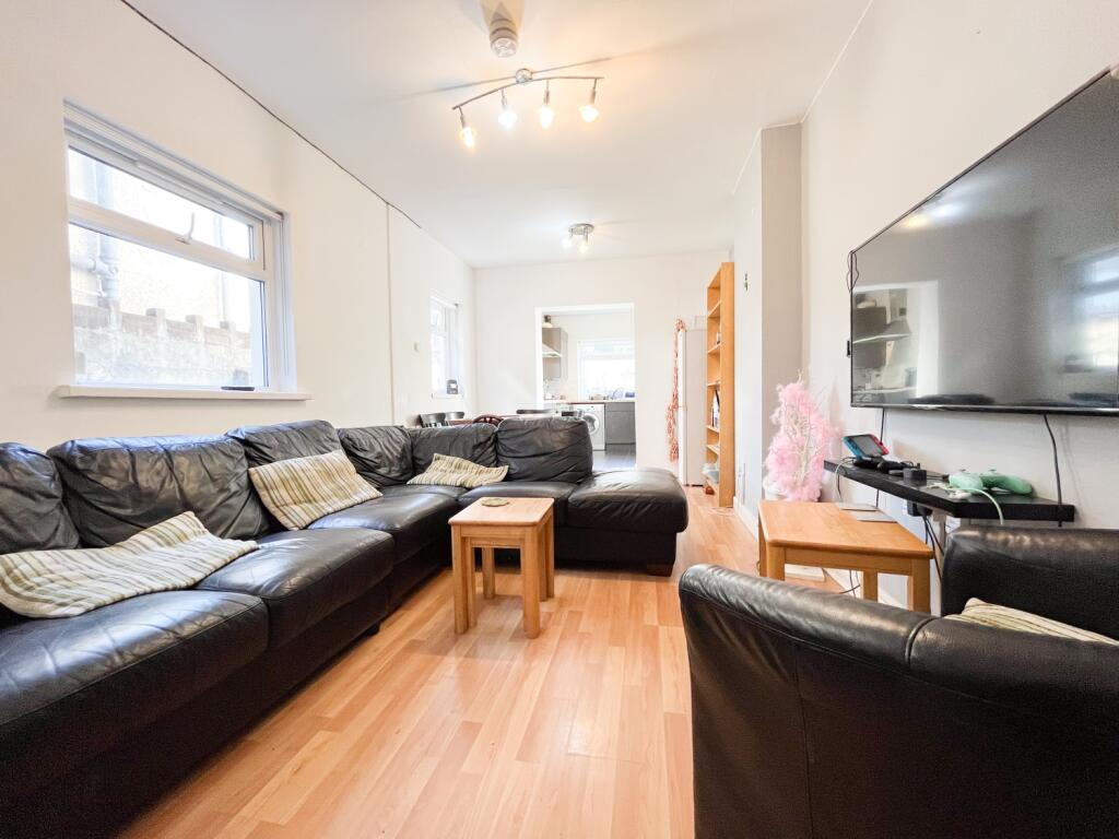 5 bed Mid Terraced House for rent in Cardiff. From CPS Homes - Cardiff