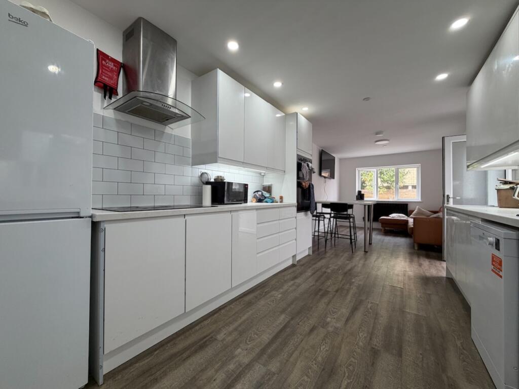 7 bed Mid Terraced House for rent in Cardiff. From CPS Homes - Cardiff