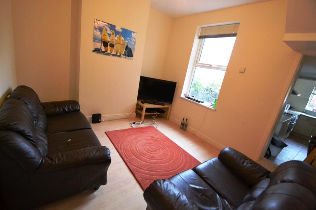 3 bed Mid Terraced House for rent in Cardiff. From CPS Homes - Cardiff