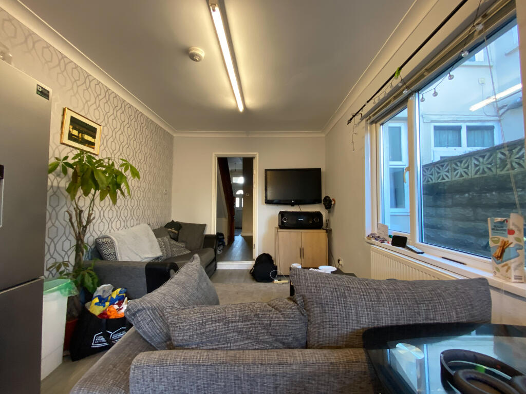 5 bed Mid Terraced House for rent in Cardiff. From CPS Homes - Cardiff