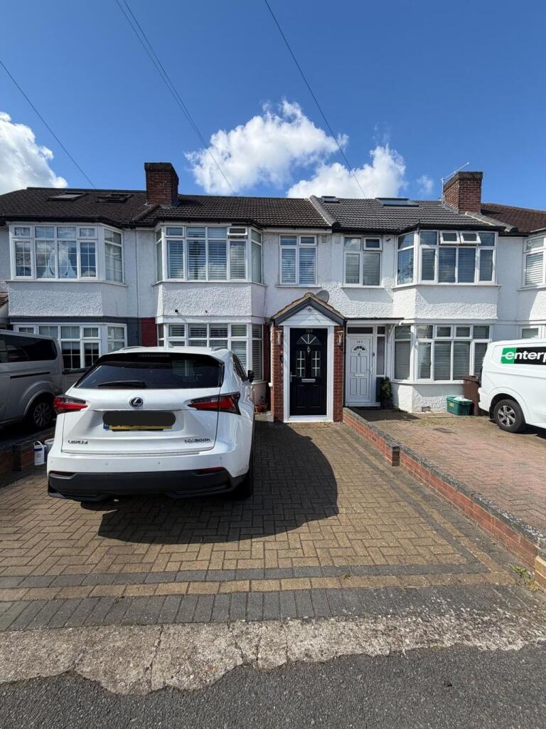 3 bed Mid Terraced House for rent in Worcester Park. From Cromwells Estate Agents - Cheam - Sales