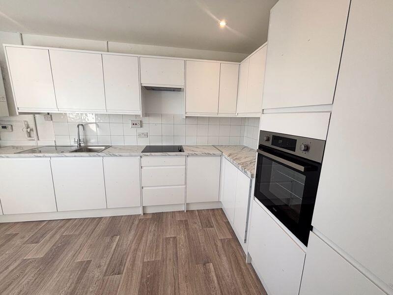 2 bed 1st Floor Flat for rent in Worcester Park. From Cromwells Estate Agents - Cheam - Sales