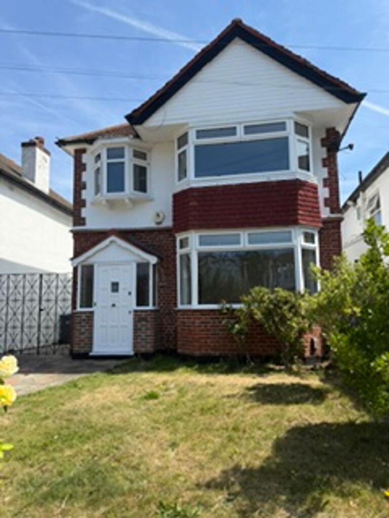 3 bed Detached for rent in Worcester Park. From Cromwells Estate Agents - Cheam - Sales
