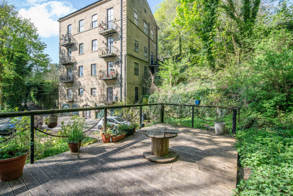 3 bed Penthouse for rent in Baildon. From Dacre Son & Hartley - Bingley