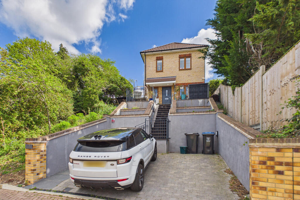 3 bed Detached for rent in Hemel Hempstead. From David Doyle Estate Agents - Boxmoor