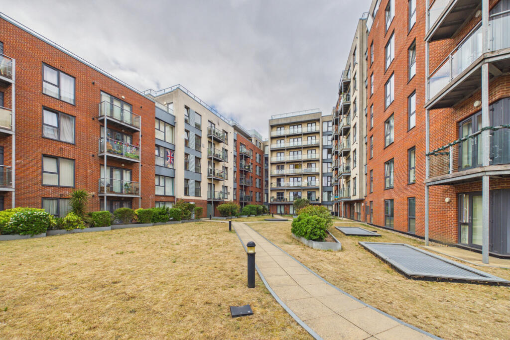 3 bed Penthouse for rent in Jockey End. From David Doyle Estate Agents - Boxmoor 3 bed Penthouse for rent in Jockey End. From David Doyle Estate Agents - Boxmoor