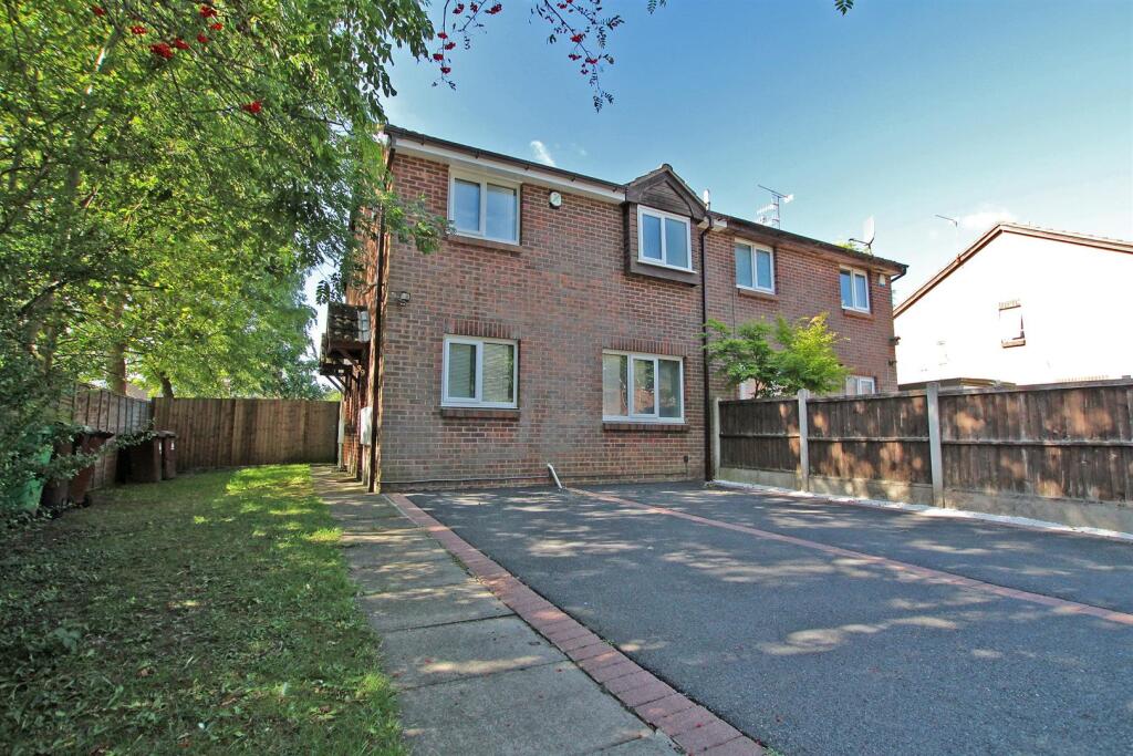 1 bed Mid Terraced House for rent in Nottingham. From David James Estate Agents - Mapperley