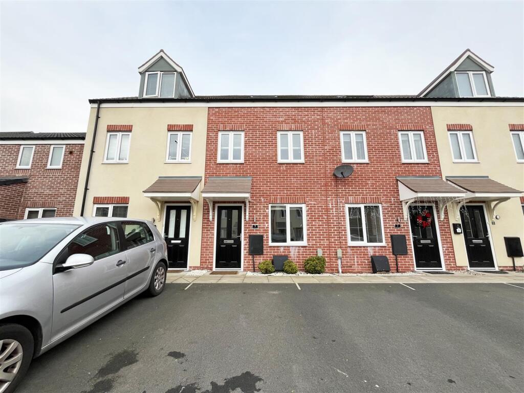 3 bed Town House for rent in Stoke Bardolph. From David James Estate Agents - Mapperley