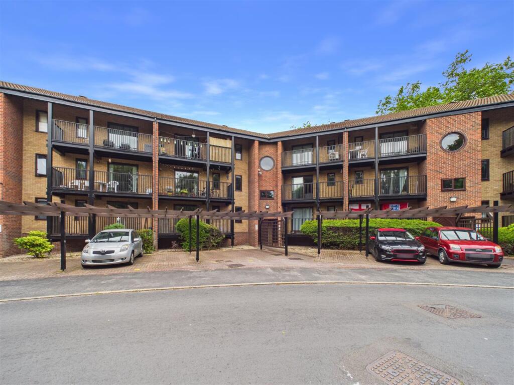 4 bed Studio for rent in Nottingham. From David James Estate Agents - Mapperley 4 bed Studio for rent in Nottingham. From David James Estate Agents - Mapperley