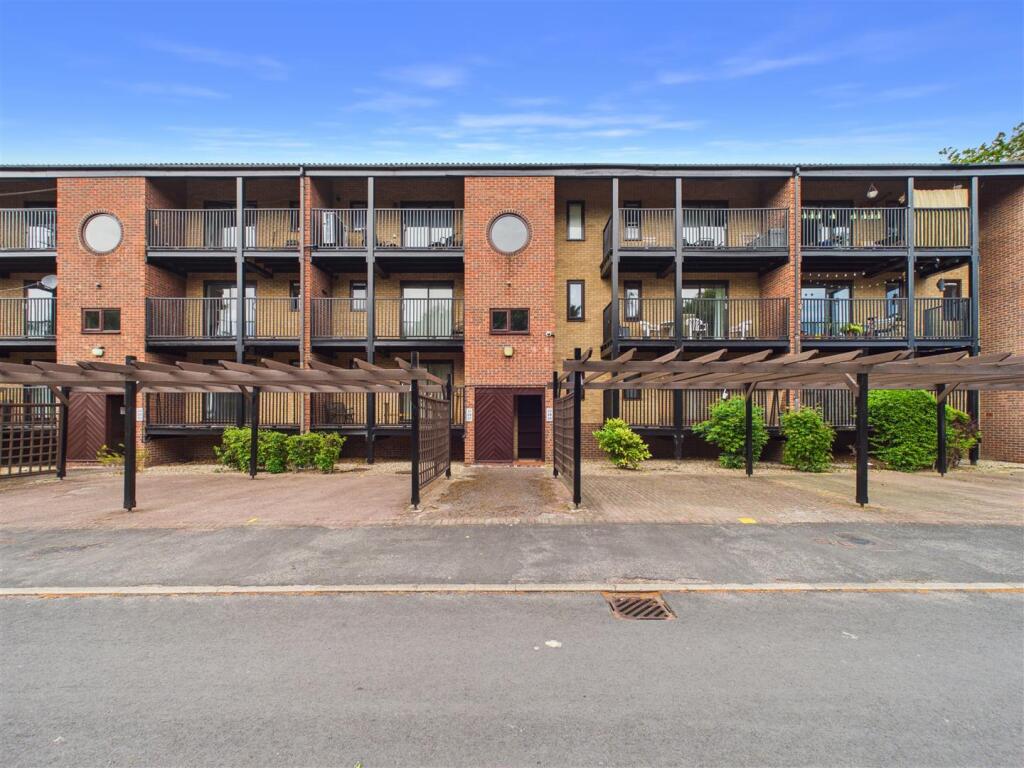 4 bed Studio for rent in Nottingham. From David James Estate Agents - Mapperley
