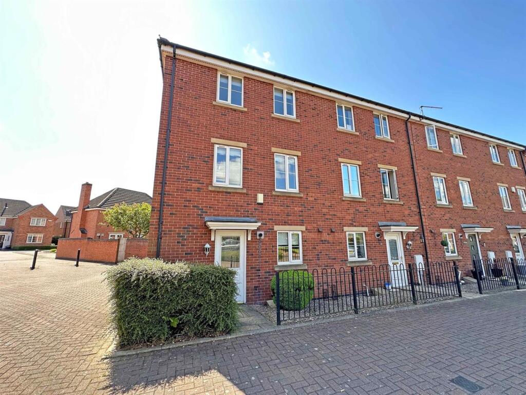 4 bed Town House for rent in Nottingham. From David James Estate Agents - Mapperley 4 bed Town House for rent in Nottingham. From David James Estate Agents - Mapperley