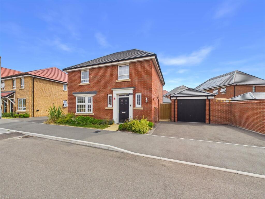 4 bed Detached for rent in Sutton in Ashfield. From David James Estate Agents - Mapperley