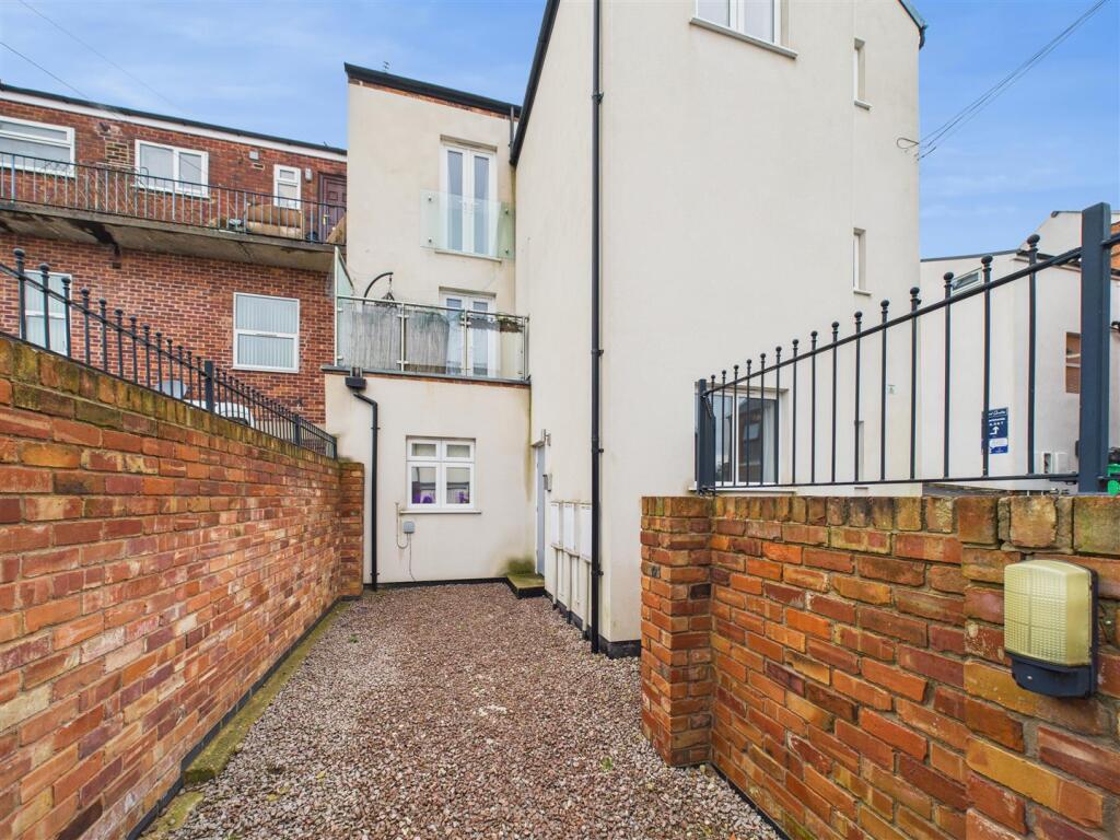 2 bed 1st Floor Flat for rent in Nottingham. From David James Estate Agents - Mapperley
