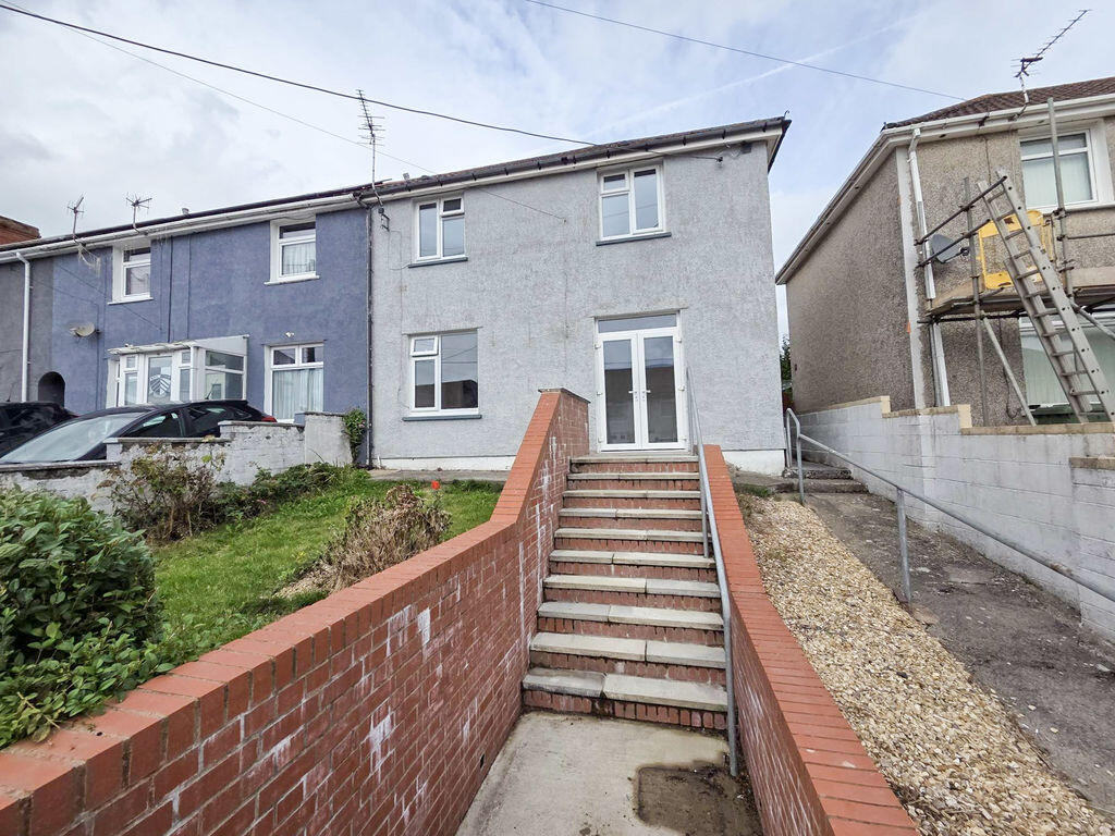 4 bed Semi Detached for rent in Pen-pedair-heol. From Diamonds - Caerphilly 4 bed Semi Detached for rent in Pen-pedair-heol. From Diamonds - Caerphilly